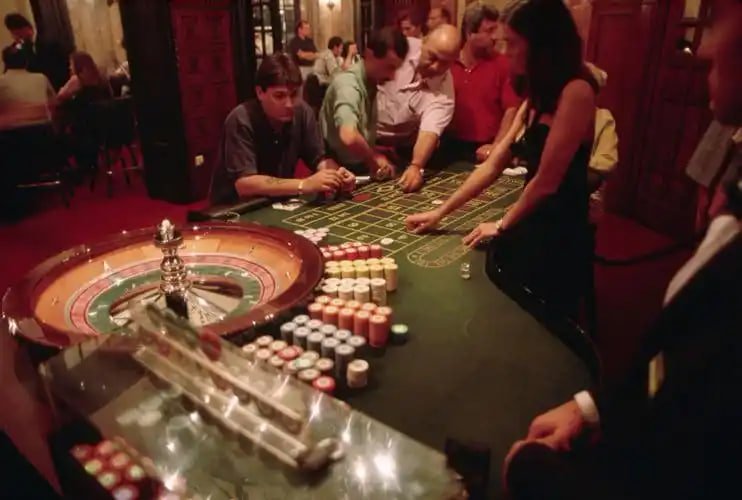 https8888 အွန်လိုင်း ကတ်ဂိမ်း — Live Baccarat နှင့် Dragon Tiger ကစားနေသောမြင်ကွင်း